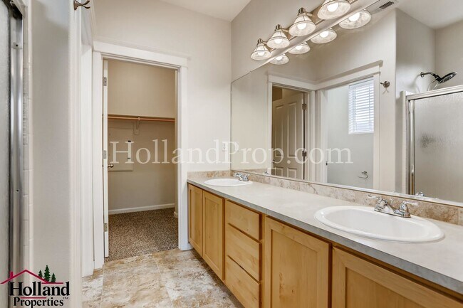 Building Photo - Wonderful 3 Story Condo in Hillsboro!