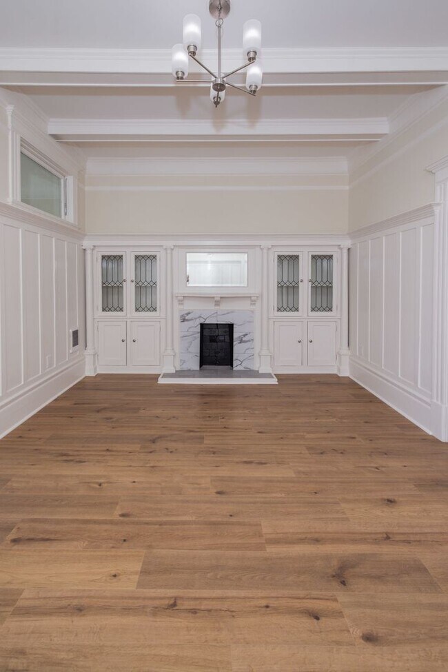 Building Photo - Fully Remodeled, Top Floor 3/2 Full Floor Flat W/ Bonus Room! In-Unit W/D!