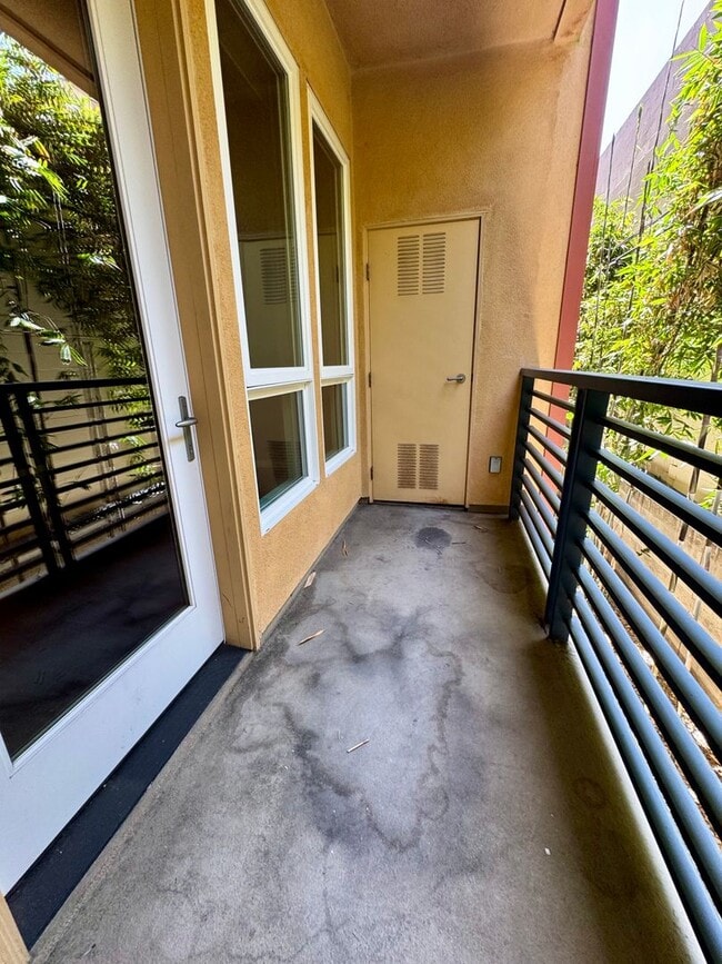Building Photo - Luxury condo minutes from the beach...