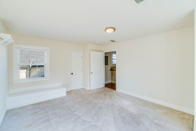Building Photo - Newly Updated 4/3 in Howell Station w/ Ful...