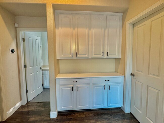 Building Photo - CLEAN AND SPACIOUS ONE STORY, 3 BED, 2 BATH, 2 CAR GARAGE IN WEST SACRAMENTO