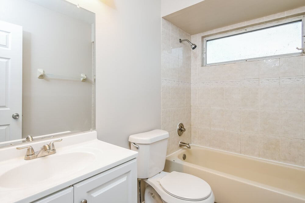 Building Photo - 305 Palmview Ct