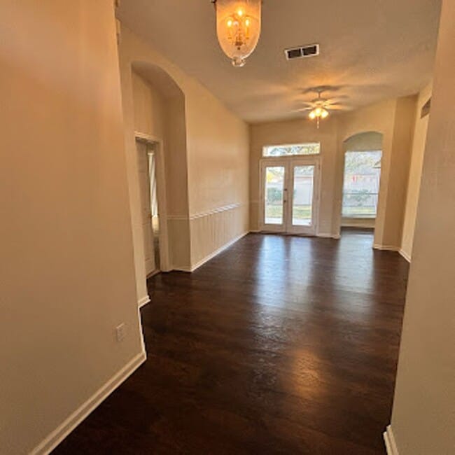 Building Photo - Spacious 3-Bed, 2-Bath Home. Patio. Amenities. Located just minutes from St Johns Town Center and...