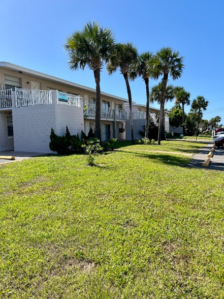 Building Photo - 2417 N Oleander Ave