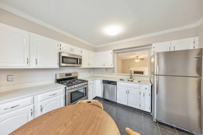 Building Photo - 2045 Fairways Ct