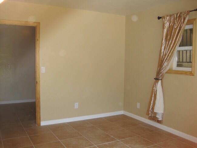 Building Photo - 2805 Fallbrook Ln