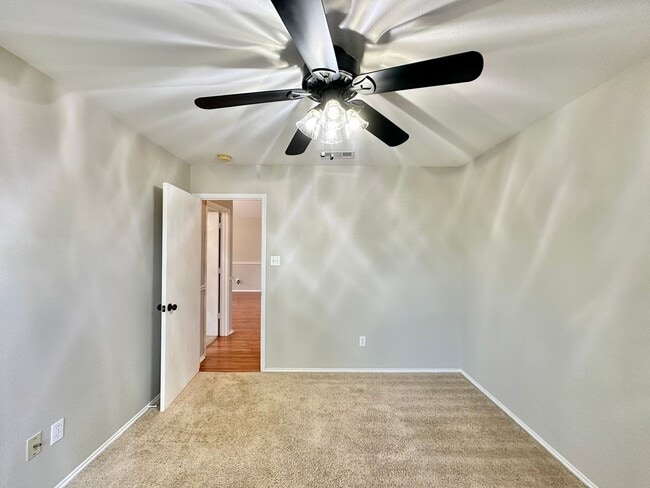 Building Photo - Discover the charm of this 3 bed 2 bath ex...