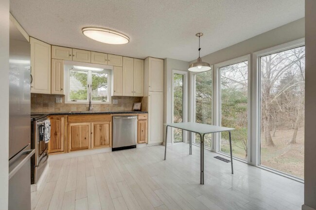 Building Photo - 5009 Emerald Dr