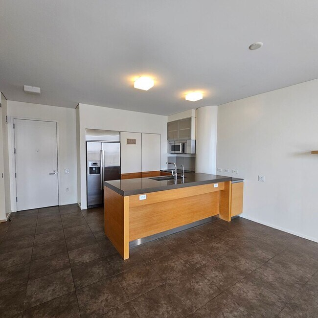 Building Photo - Gorgeous 1 bedroom over the Las Vegas Strip!