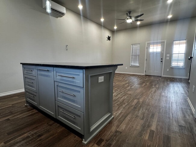 Building Photo - 501 Oak Ave