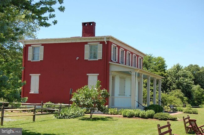 Building Photo - 421 Concord St