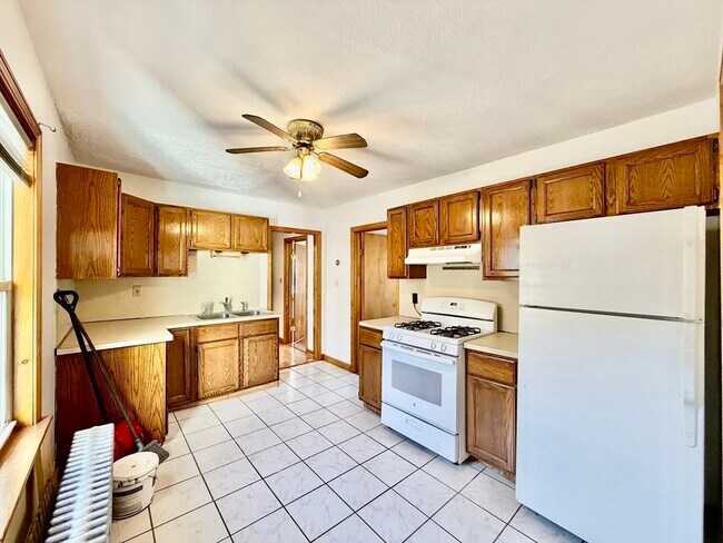 Building Photo - 156 Main St