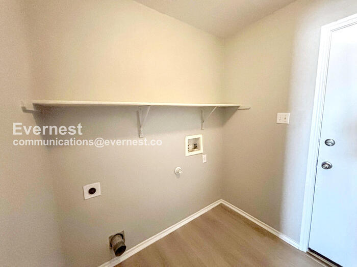 Building Photo - 306 Mossy Rock Dr