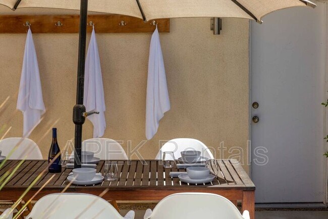 Building Photo - 2355 W Nicola Rd