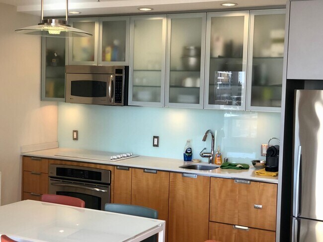 Building Photo - Downtown San Diego - fully furnished upsca...