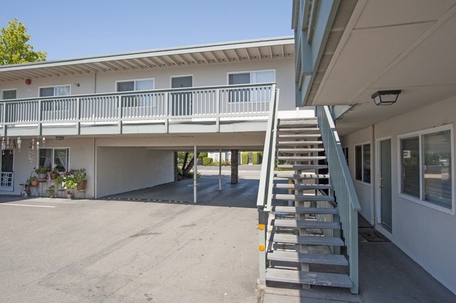 Building Photo - 515 S E St