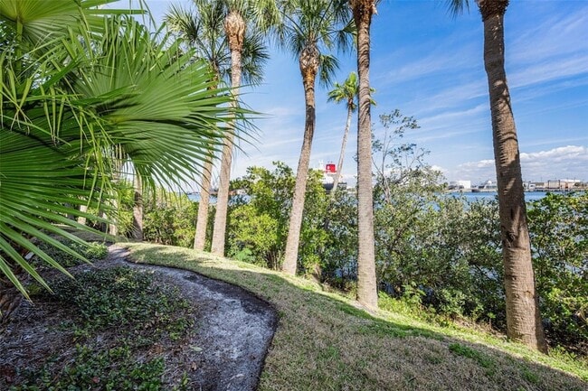 Building Photo - 924 Hemingway Cir