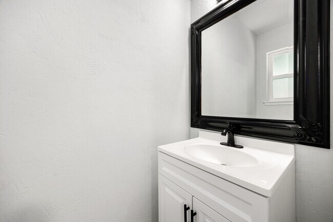 Building Photo - 6527 Rippling Hollow Dr