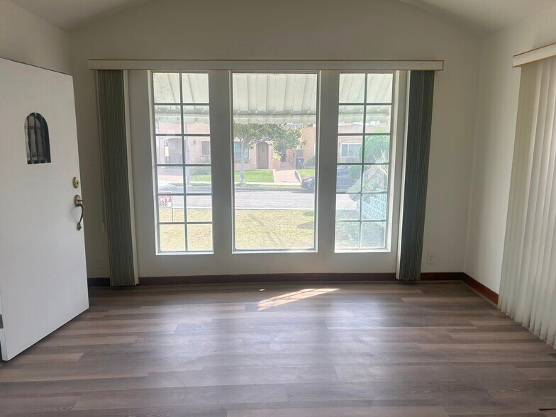 Family Room West - 643 Manchester Ter