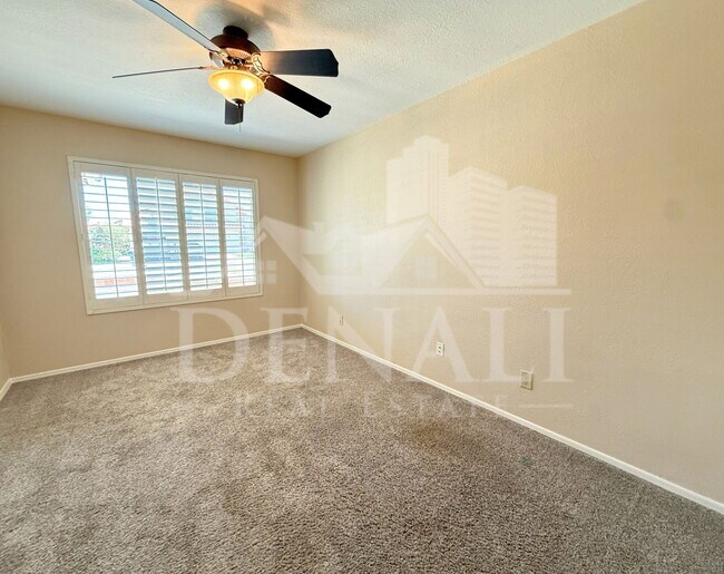 Building Photo - 1211 E Drake Dr