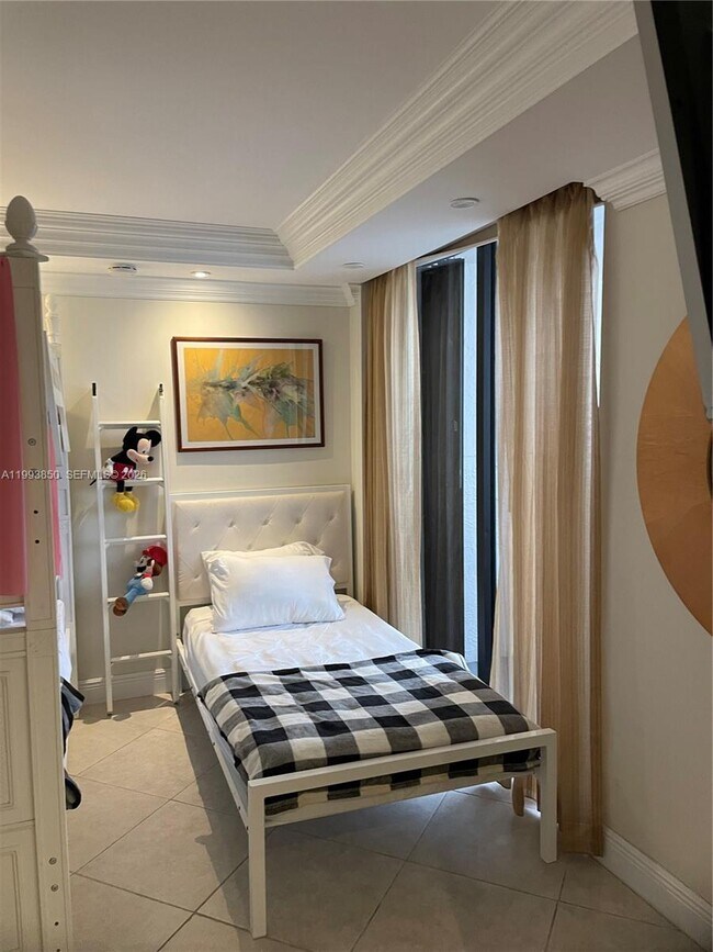 Building Photo - 2555 Collins Ave