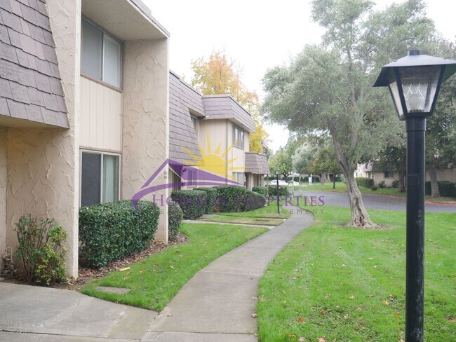 Building Photo - 3 Bed 2.5 Bath 1,380 sqft Townhome in Carmichael