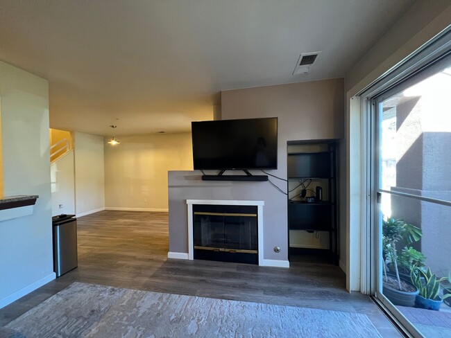 Building Photo - Sharp Contemporary 2 Bedroom 2.5 Bath Two Story Condo in San Jose