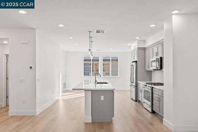 Building Photo - 725 Delve Ct