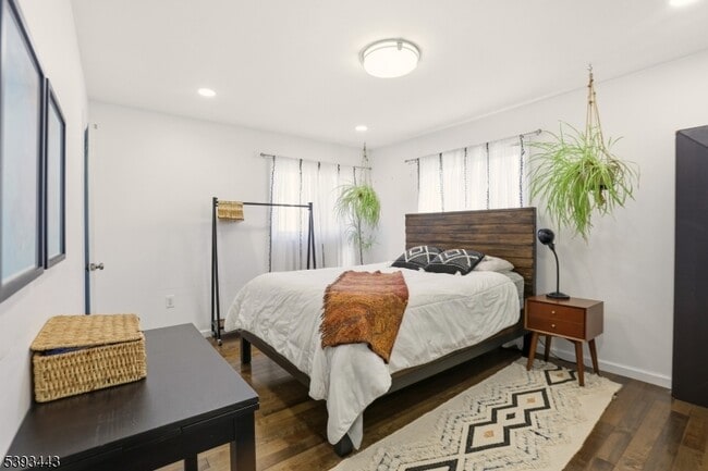 Building Photo - 214 S Valley Rd