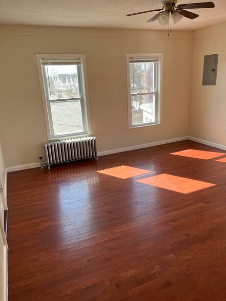 Living room - 33 White St