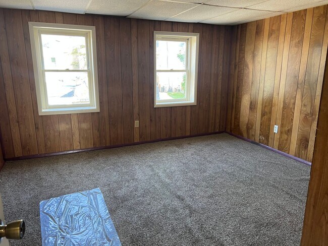 Building Photo - 2 Bedroom with a Bonus Room and Large Yard