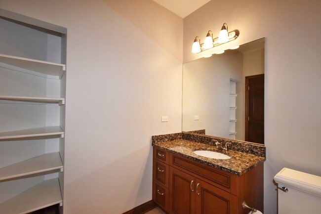 Building Photo - 160 S River St