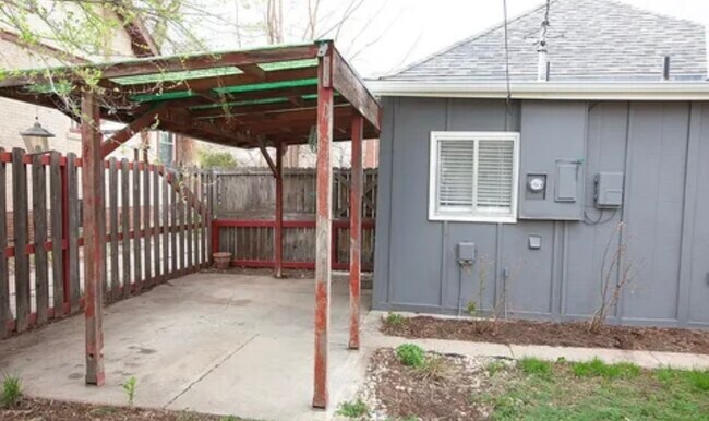 Building Photo - 208 Lincoln St