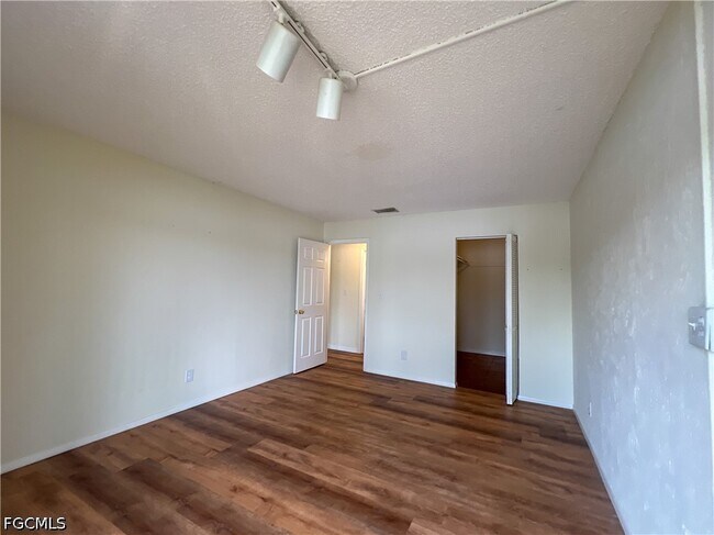 Building Photo - 4305 Island Cir