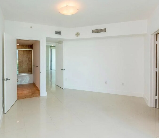 Building Photo - 350 S Miami Ave