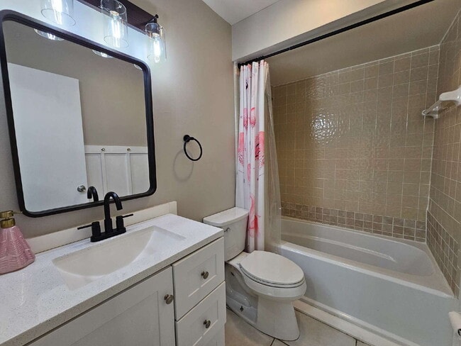 Building Photo - 819 Glencove Ave NW