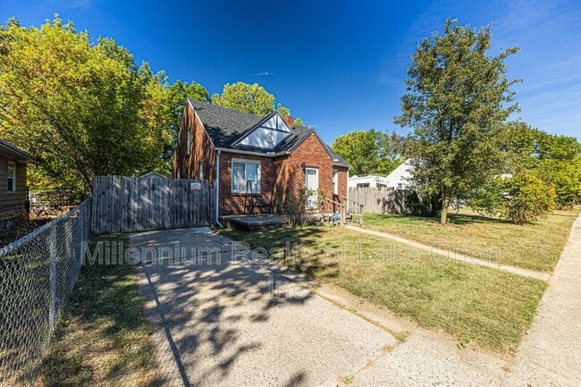 Building Photo - 697 Lounsbury Ave