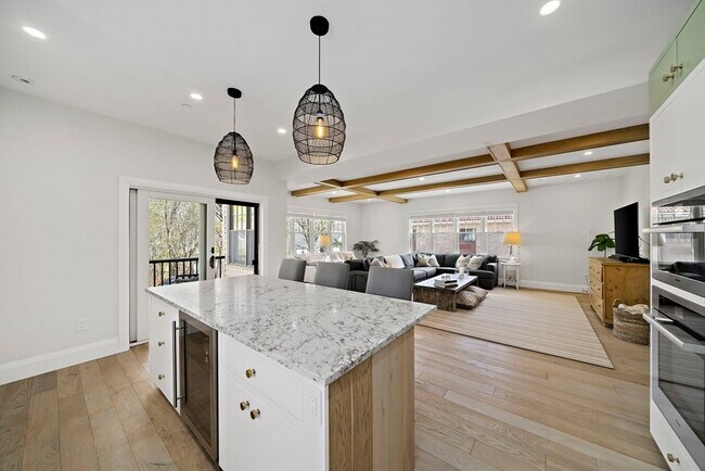 Building Photo - 144 Linden St