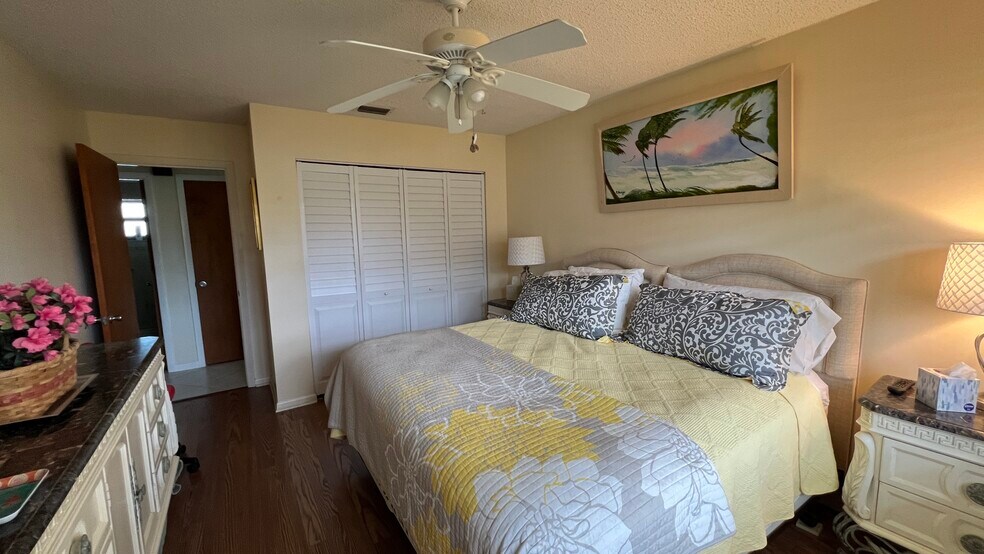 Building Photo - 5227 SE Sea Island Way