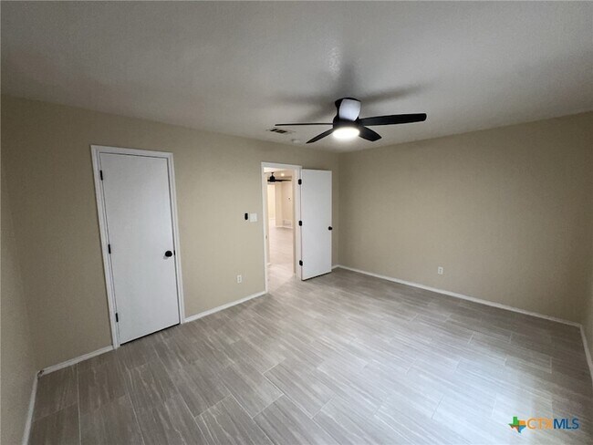 Building Photo - 2611 Littlewood Dr