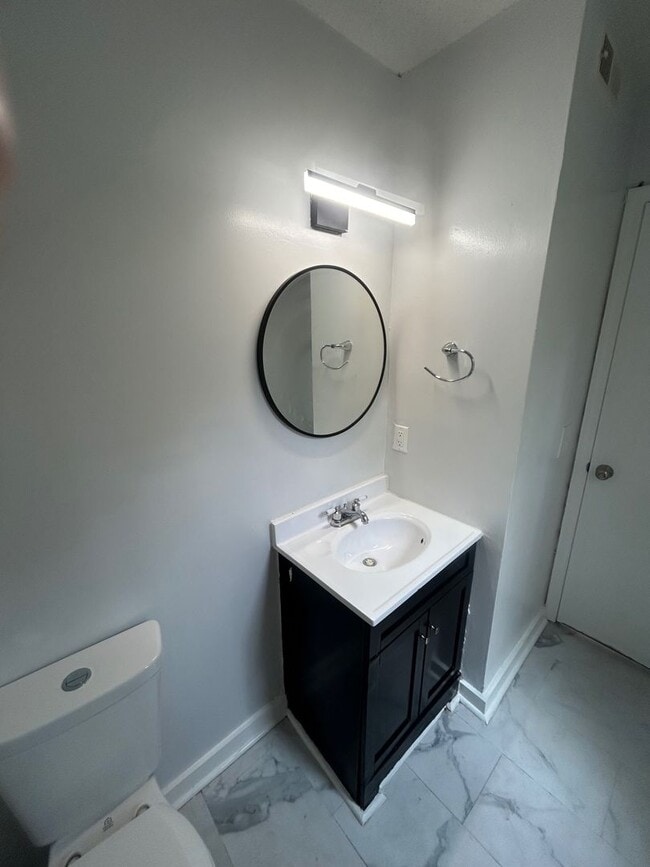 Building Photo - 240 Jamil Rd