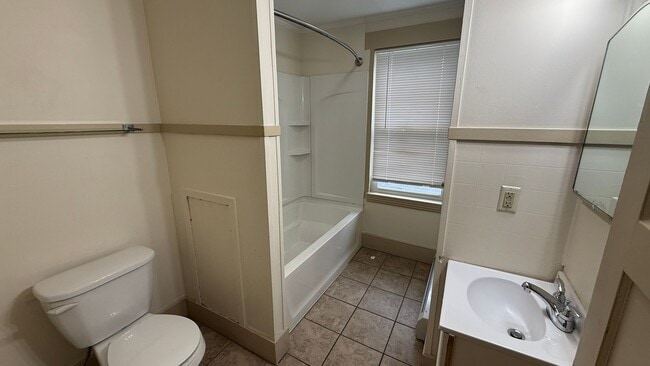 Building Photo - 5 Bedroom 2 bathroom House Available for r...
