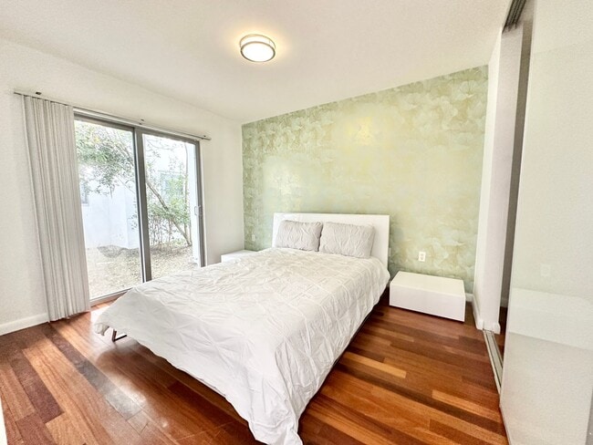 Building Photo - Tastefully furnished 1bed/1bath in the heart of South Beach!