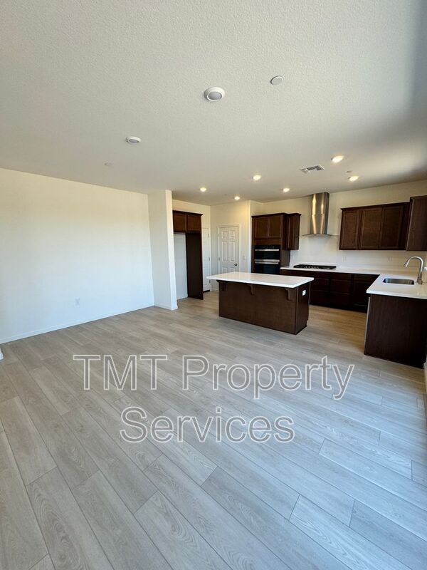 Building Photo - 1372 Redford Wy