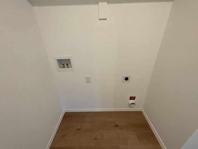 Building Photo - 2022 Meadow Ln