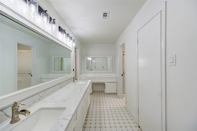 Building Photo - 5930 Miller Valley Dr