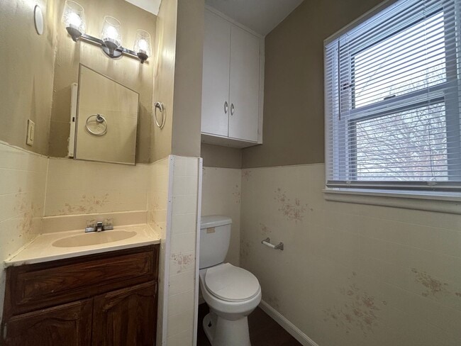 Building Photo - Phenomenal 2 Bedroom House in St. Paul Nei...