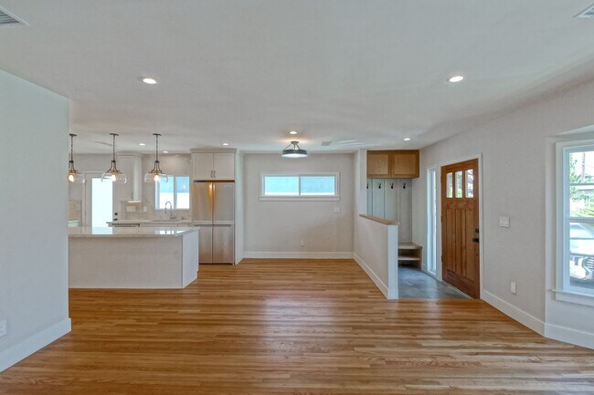 Building Photo - Completely Remodeled, Bright & Airy 3BR2BA...