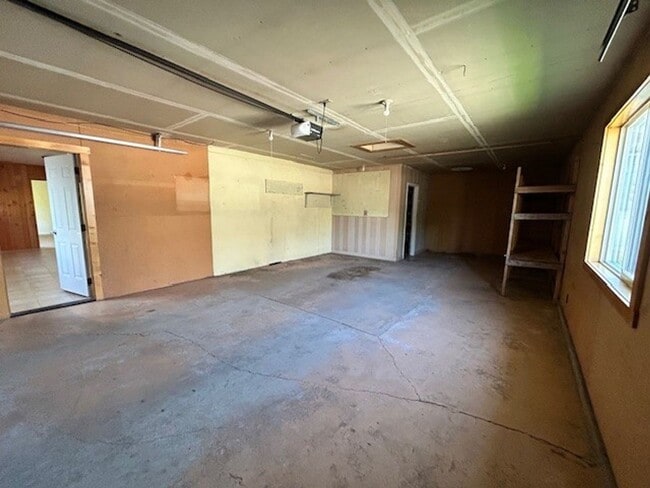 Building Photo - Charming 2-Bed, 1-Bath Hamilton Home with Attached Double Garage