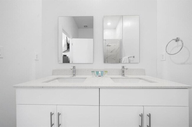 Building Photo - 384 Famagusta Dr